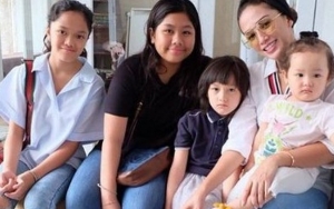 Pamer Foto Empat Gadisnya, Netter Puji Ussy Sulistiawaty Pintar Dandani Anak