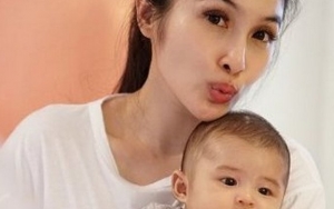 Bayinya Sering Tertawa, Sandra Dewi: Anakku Terlalu Ramah