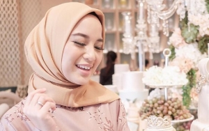 Chacha Frederica Heran Orang Berilmu Tersenyum Terus, Netter Malah 'Terbius' Kecantikan