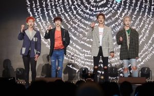 Bak Profesional, Netter Melongo Lihat Kamera 'Raksasa' Milik Fansite SHINee Ini