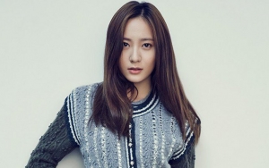 Pamer Rambut Panjang, Krystal Tampil Menawan di Pemotretan Terbaru
