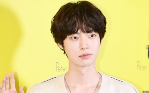 Tak Ditemani Goo Hye Sun, Ahn Jae Hyun Tampil Super Ganteng di Event Ini