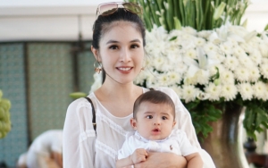 Umbar Senyum Manis, Anak Sandra Dewi Usia Lima Bulan Dipuji Makin Ganteng