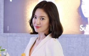 Tebar Senyum di Hong Kong, Fans Gemas Lihat Cincin Nikah Song Hye Kyo