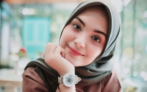 Liburan ke Jepang, Vebby Palwinta Gemas Sang Adik Susah Ajak Foto