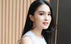 Bikin Iri, Sandra Dewi Tunjukkan Kulit Mulus di Unggahan Rio Motret