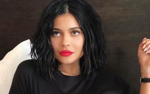 Super Mewah, Putri Kylie Jenner Pakai Gendongan Bernilai Fantastis