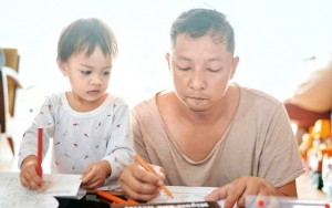 Ringgo Agus Rahman Masuk Angin, Imutnya Bjorka Pijati Sang Ayah Bikin Netter Gemas