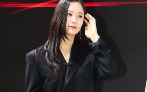 Pamer Kaki Jenjang di Event Mobil, Krystal Dibilang Menua dan Mirip Ahjumma