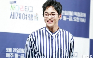 Kunjungi Universal Studios, Xiumin Pamer Foto Minum Butterbeer
