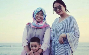 Pengasuh Rafathar Pakai Tas Mirip Hermes 1,4 M yang Dipakai Zaskia Gotik, Hadiah dari Nagita?