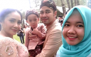 Nagita dan Raffi Makan Seafood, Ekspresi Cemberut Pengasuh Rafathar Bikin Salah Fokus