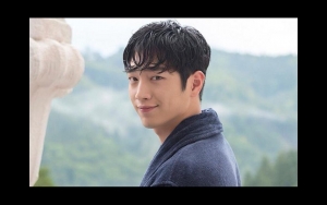 Kunjungi Thailand untuk Pemotretan, Seo Kang Joon Tetap Ganteng Pose di Pasar Tradisional