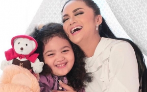 Pakai Baju Kembar, Krisdayanti dan Amora Lemos Dipuji Cantik Bak Kakak Adik 