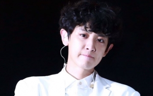 Sedang di Barcelona, Chanyeol Santai Jalan-Jalan Pakai Celana Pendek
