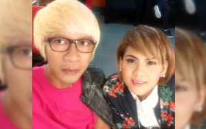 Aming Lebaran Sendiri di Padang Bunga, Evelyn Cantik Muslimah Pakai Mukena