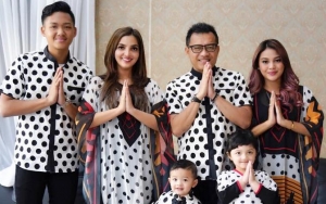 Ashanty Sekeluarga Kembaran Seragam Lebaran dengan ART, Pamer Wajah Pucat Karena Sakit?