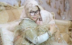Rayakan Lebaran Bersama, Kecantikan 'Ibu Cetar' Syahrini Curi Perhatian