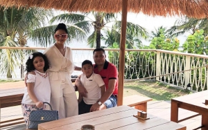 Bergaya ABG 'Lagi Syantik' Saat Liburan di Bali, Harga Tas Krisdayanti Puluhan Juta Bikin Takjub