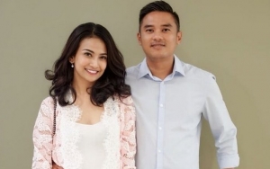 Vanessa Angel Umbar Foto Mesra Dipangku Kekasih, Tulis Rayuan Maut
