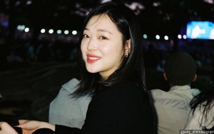 Umbar Belahan Dada dan Paha Mulus, Visual Sulli di Foto Ini Jadi Sorotan Netter