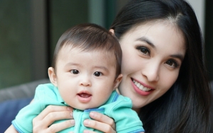 Sandra Dewi Bikin Jus Pisang, Ekspresi Terkejut Sang Buah Hati Bikin Netter Gemas