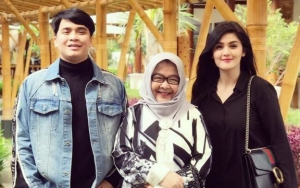 Pose Mesra Bareng Billy Saat Liburan, Wajah Hilda Vitria Malah Dibilang Aneh