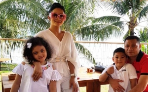 Mantan Istri Pamer Kemesraan, Raul Lemos Asyik Nonton Bola Bareng Anak Krisdayanti