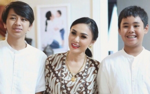 Yuni Shara Unggah Foto Mantan Suami, Netter Salfok Wajah Tampan Anak Pertama