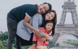 Wanita Kuat, Sarwendah Terbukti Bisa Gendong Ruben Onsu dan Thalia di Foto Ini