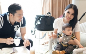 Suami Sandra Dewi Cium dan Gigit Gemas Pipi Raphael, Fans: Ganteng Parah