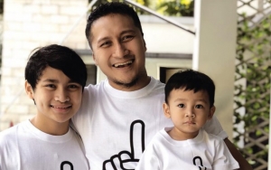 Arie Untung Foto Bersama Kedua Putra, Tulisan Lokasi Bikin Netter Salah Fokus