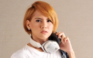 Mantan Istri Aming Seksi Berenang di Pulau, Bra Ngintip Bikin Netter Salah Fokus
