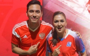 Kalah Taruhan Lagi dari Darius Sinathrya, Serunya Donna Agnesia Ditantang Pegang Belut