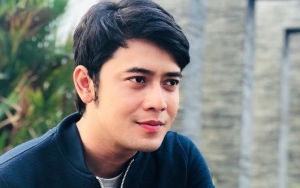 Sendirian di Tepi Kolam, Kriss Hatta Baper Usai Lihat Foto Mesra Billy Syahputra-Hilda Vitria?