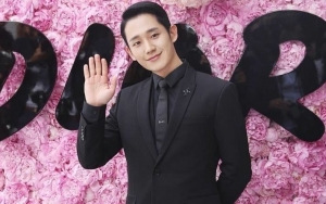 Gantengnya Jung Hae In Hadiri Acara Fashion di Paris Hingga Pose Bareng Rita Ora