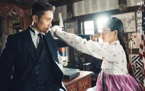 Saling Bungkam Mulut, Lee Byung Hun dan Kim Tae Ri Tatapan Intens di Poster 'Mr. Sunshine'