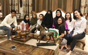 Bocorkan Status Umi Pipik 'Single', Sarita Malah Ditantang Berteman dengan Jennifer Dunn
