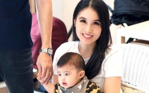 Asyik Nonton Video Sang Bunda, Lirikan Bayi Ganteng Sandra Dewi Bikin Meleleh