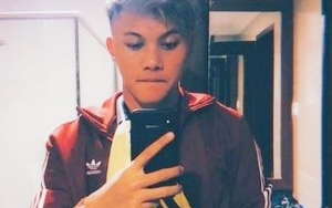 Unggah Foto Benarkan Tali Sepatu Adik, Rizky Febian Digoda Anji