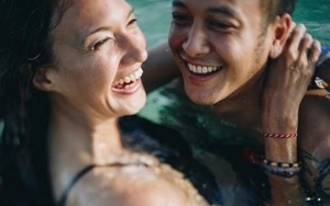 Dimabuk Cinta, Dimas Anggara & Nadine Chandrawinata Mandi Bareng di Laut