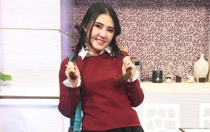 Pose Cantik di Depan Cermin, Via Vallen Ingatkan Agar Tidak Golput