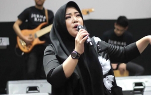 Foto Bareng Lucinta Luna, Kocaknya Netter Tebak Reaksi Teman Gaib Risa Saraswati