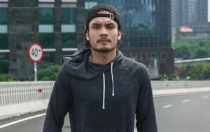 Bertelanjang Dada, Kerennya Randy Pangalila Tunjukkan Abs Seksi