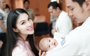 Unggah Foto Kancingkan Kemeja, Suami Sandra Dewi Lagi-Lagi Bikin Histeris