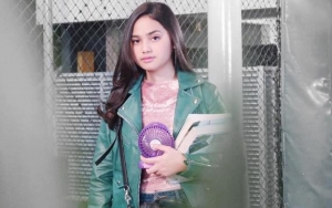 Syifa Hadju Selfie Bareng Bunga Matahari Rayakan 4,8 Juta Pengikut Instagram