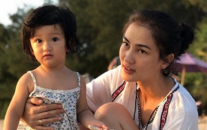 Usia Setahun, Salma Anak Atiqah Hasiholan Makin Cantik dan Menggemaskan