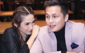 Tak Mau Kalah dari 'Titanic', Inilah Pose ala Andhika Pratama dan Ussy Sulistiwaty
