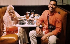 Pakaikan Sepatu Ibunda, Robby Purba Disebut Calon Suami Idaman