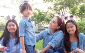 Ussy Sulistiawaty Bak ABG Temani Anak Nonton Konser GOT7, Netter: Mamah Idaman